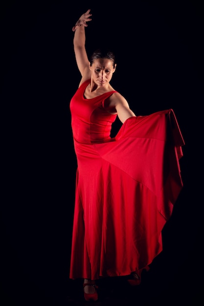 Mujer flamenca vestida de rojo