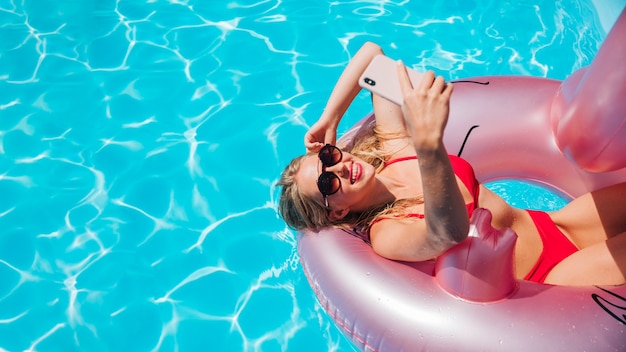 Foto mujer en flamenco anillo de natación con espacio de copia