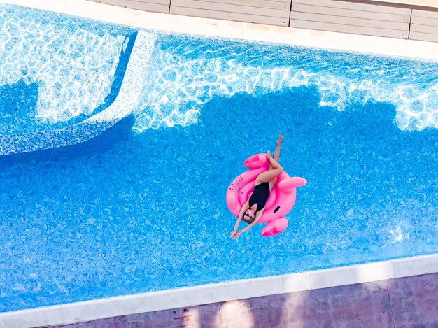 Mujer, en, flamenco, piscina, flotador, en, piscina, drone, vista aérea