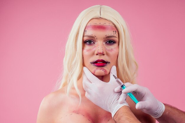 Mujer con flechas de línea en la cara sobre el fondo del estudio. lifting de cuello y aumento de labios ácido hialurónico