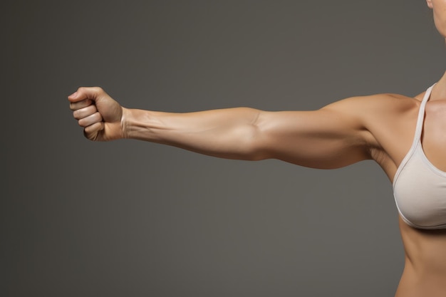 Una mujer flexionando sus músculos en un sostén deportivo