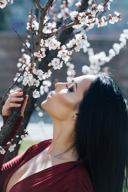 Mujer con flor de albaricoque