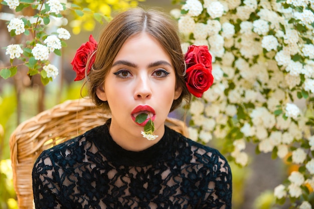 mujer, con, flor blanca, en, boca, en, pensativo, cara