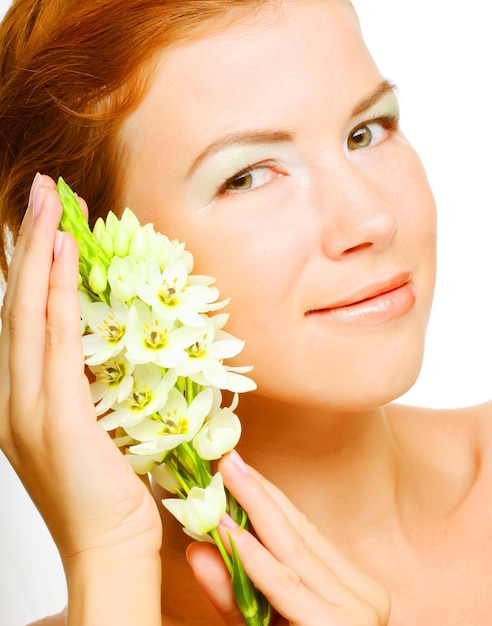 Mujer con flor blanca fresca