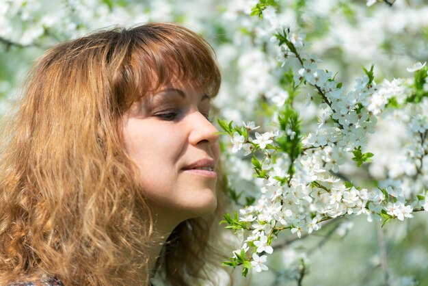 Mujer y flor de cerezo