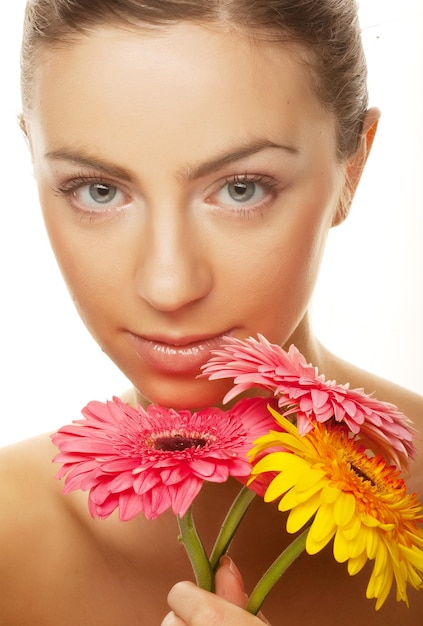 Mujer con flor gerber aislado sobre fondo blanco.