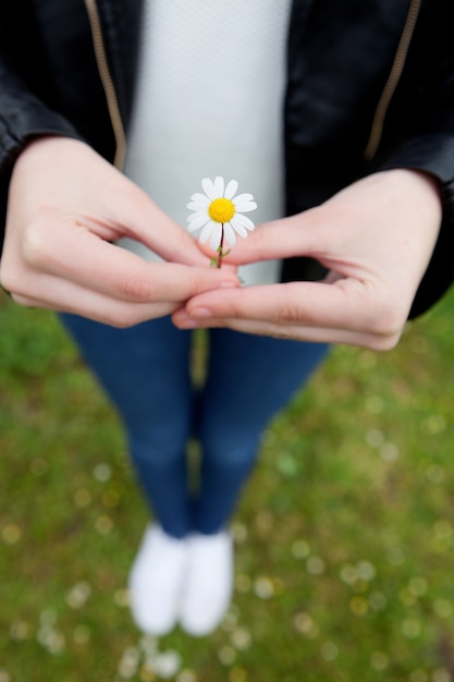 Mujer con una flor en la mano.