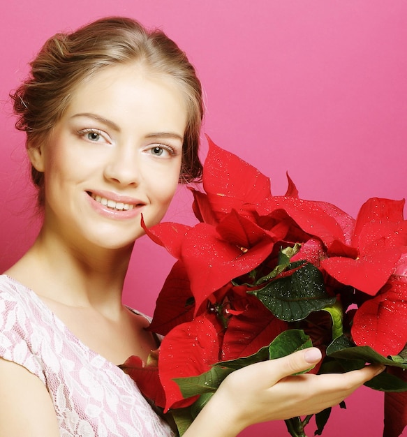 Mujer con flor de pascua