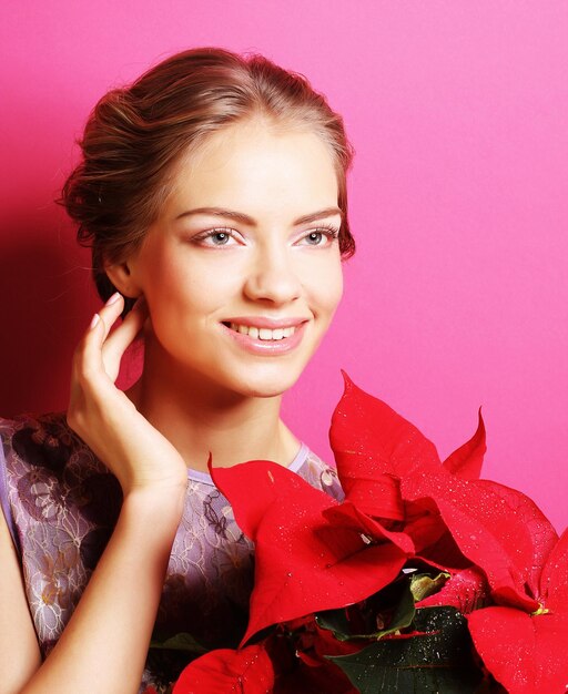 Foto mujer con flor de pascua