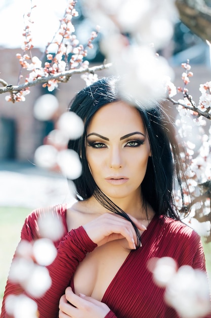 Mujer con flor de primavera