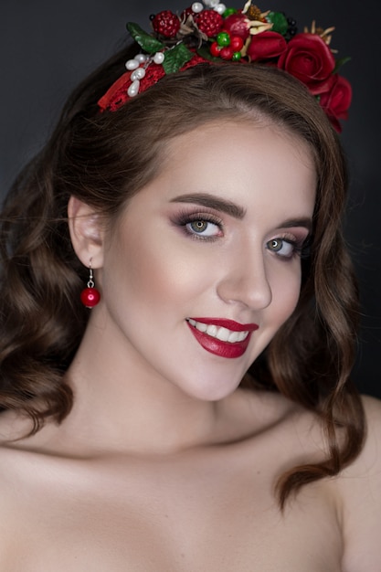 Mujer con una flor roja grande en su pelo.