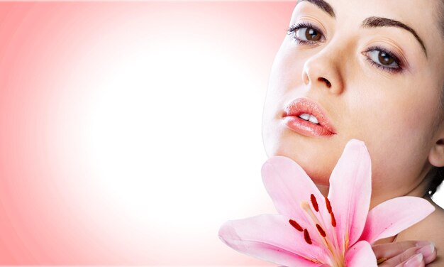 Foto mujer con una flor