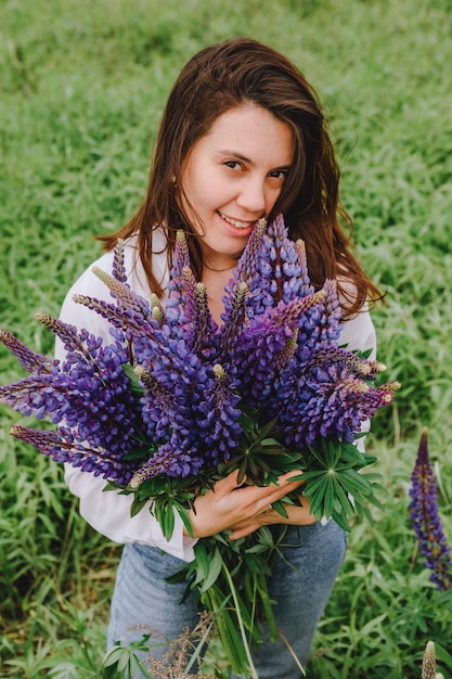 mujer, en, floreciente, lupines, campo