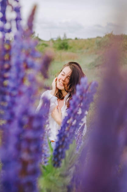 mujer, en, floreciente, lupines, campo