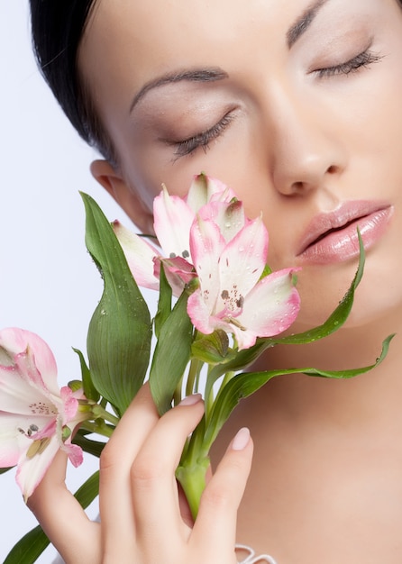 Mujer con flores aisladas en blanco