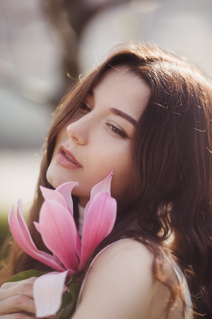 Mujer con flores al aire libre