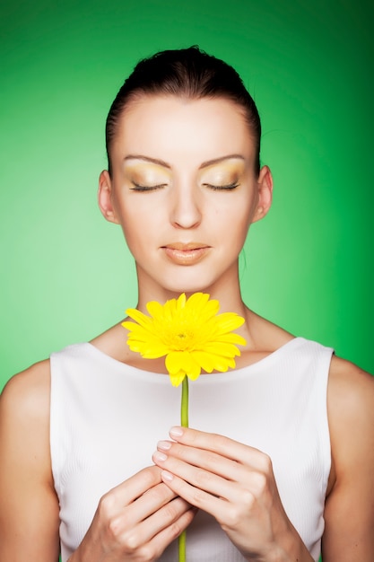 mujer con flores amarillas en verde