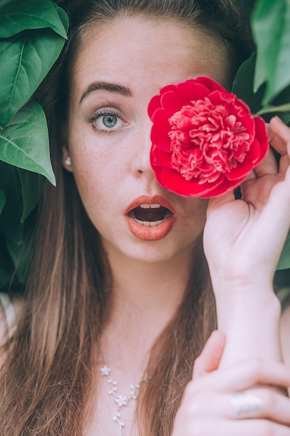 Foto mujer, con, flores, cerca, cara