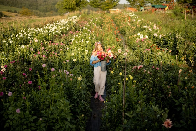 Mujer con flores en dahlia farm al aire libre