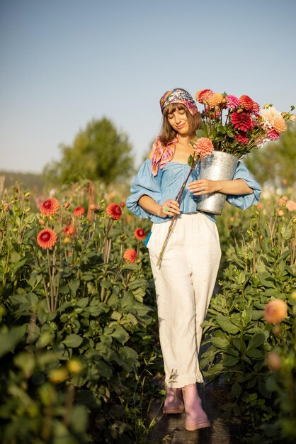 Mujer con flores en dahlia farm al aire libre