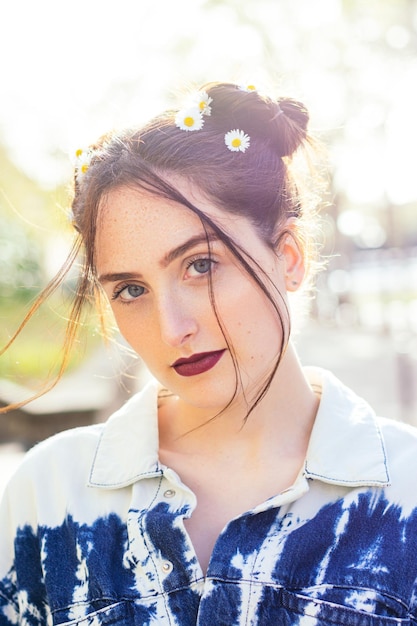 Mujer con flores en el pelo al aire libre