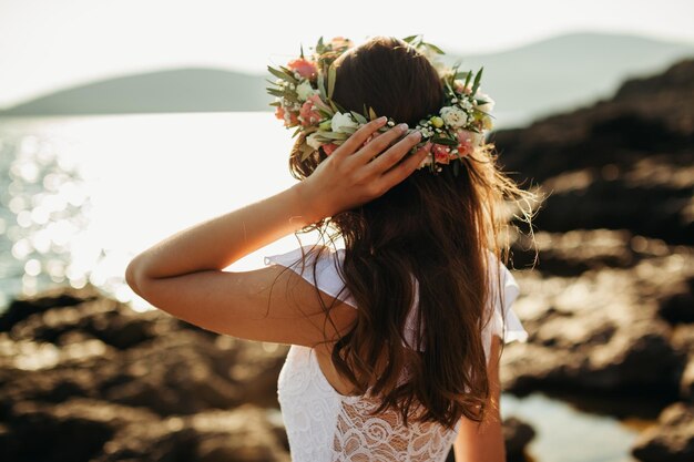 Mujer con flores en la playa