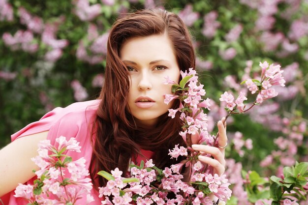 Mujer en flores de primavera