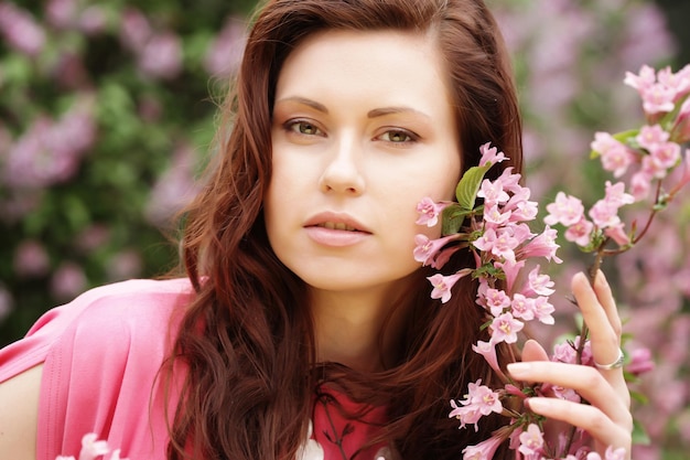 Mujer en flores de primavera