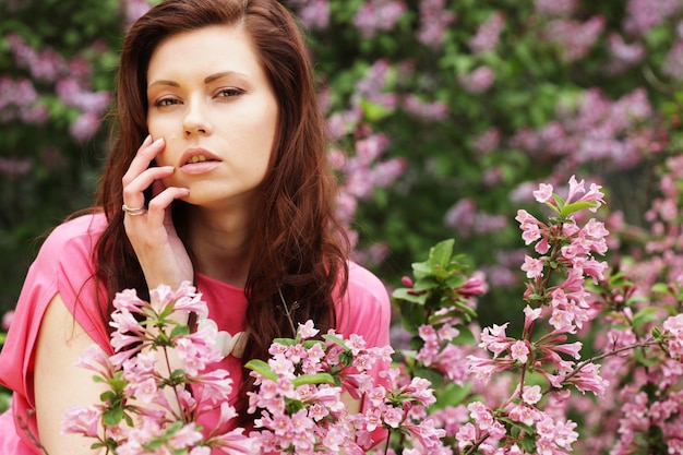 Mujer en flores de primavera