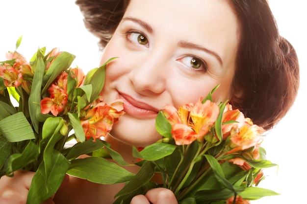 Mujer con flores rosadas y amarillas brillantes