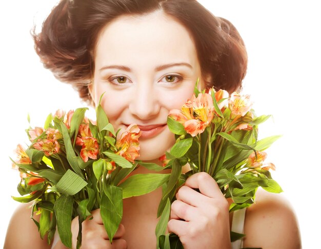 Mujer con flores rosadas y amarillas brillantes