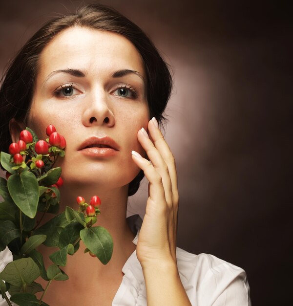 mujer con flores rosas