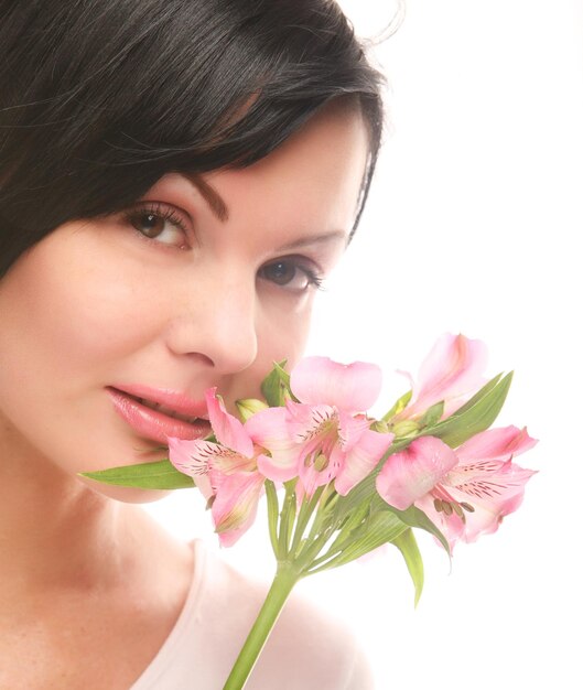 mujer con flores rosas