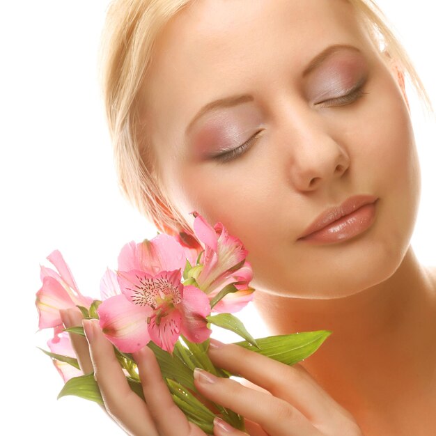 mujer con flores rosas