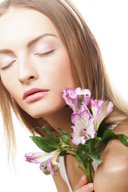 mujer con flores rosas