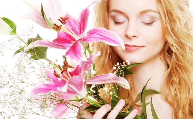 mujer con flores rosas