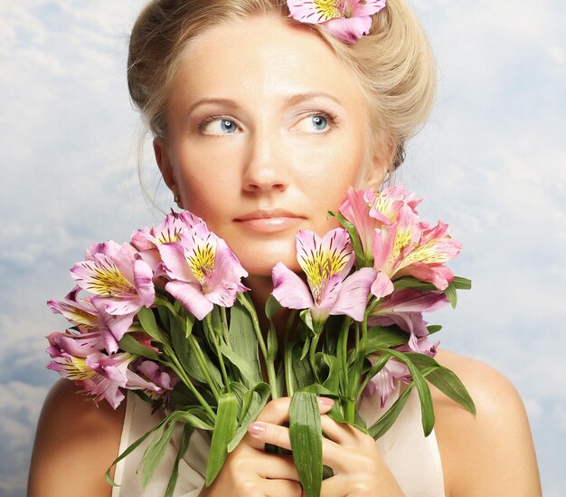 mujer con flores rosas