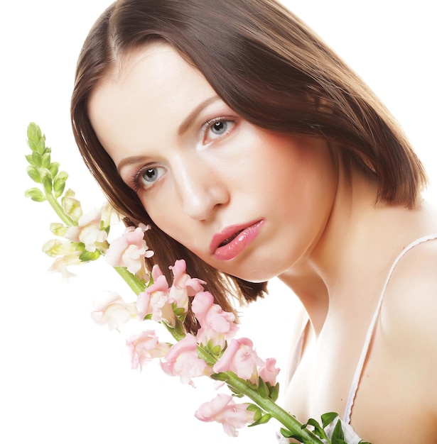 mujer con flores rosas