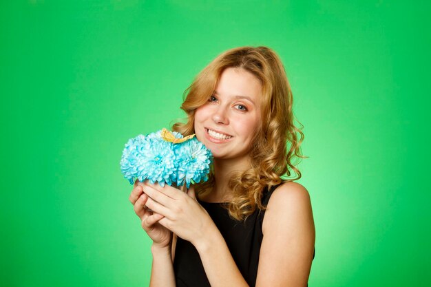 Foto mujer con flores