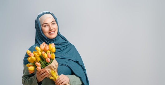 Foto mujer con flores