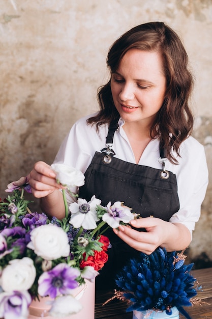 mujer florista especialista