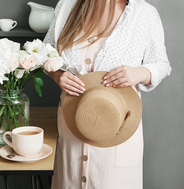 Mujer floristería en la tienda de flores