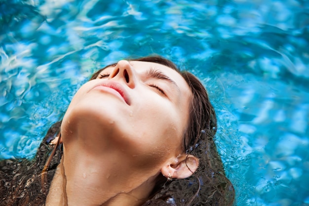 Mujer flotando en el agua