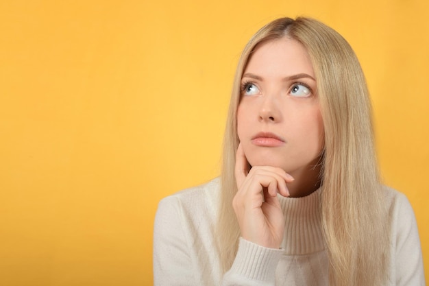 Una mujer con un fondo amarillo.