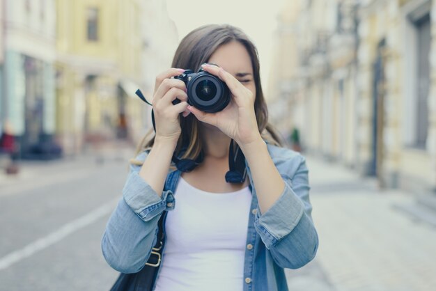 Mujer con fondo de calle de la ciudad de cámara