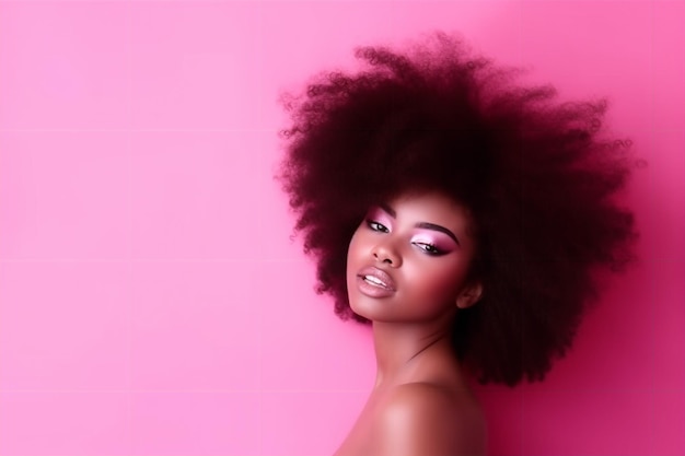 Una mujer con un fondo rosa con un gran afro