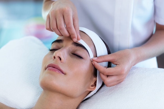 Mujer en forma de cejas