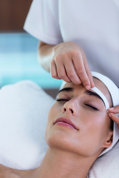 Mujer en forma de cejas