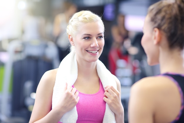 mujer en forma en club deportivo