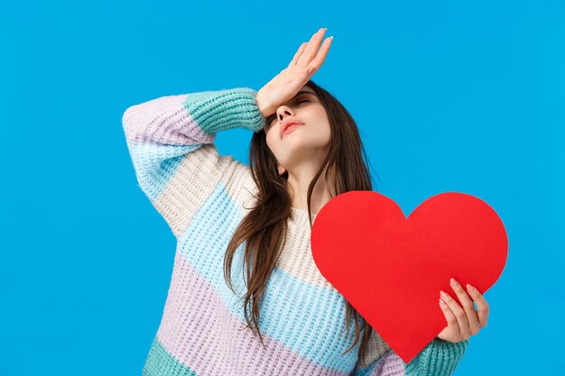 Foto mujer con forma de corazón contra un fondo azul